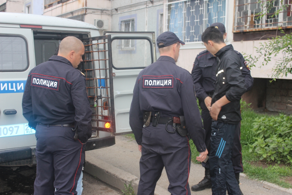 В Москве под окнами многоэтажки нашли тела В Москве под окнами многоэтажки нашли тела
