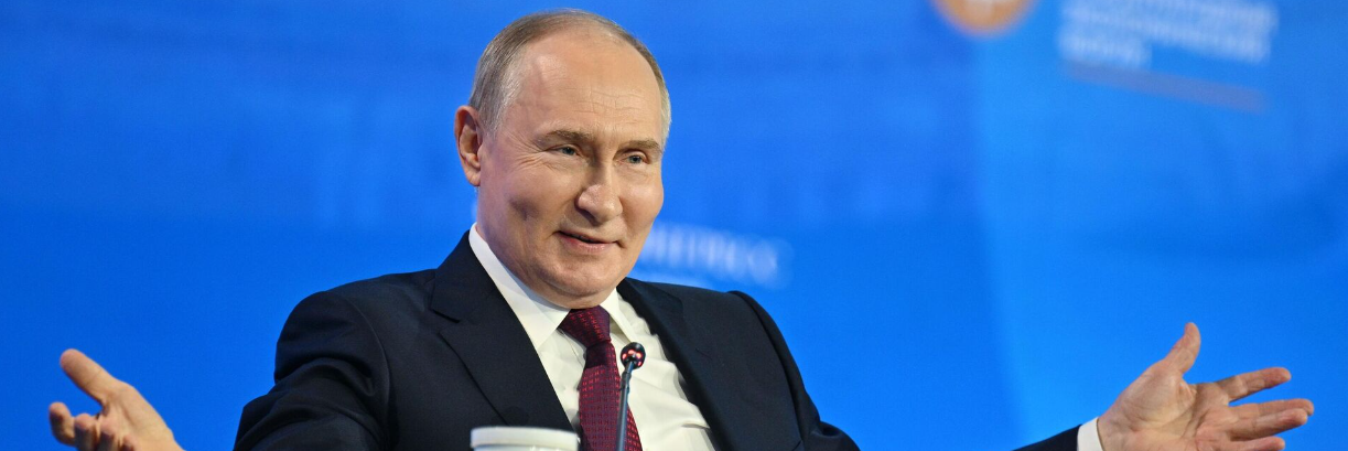 Зал взорвался хохотом после задорной шутки Путина о петухе