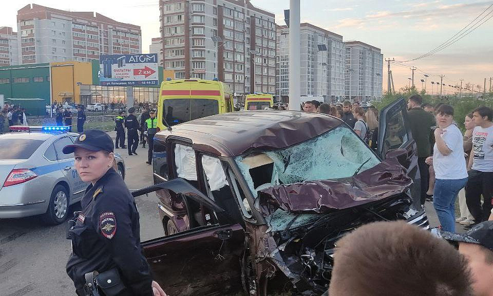 Машина въехала в толпу пешеходов, есть погибшие Машина въехала в толпу пешеходов, есть погибшие