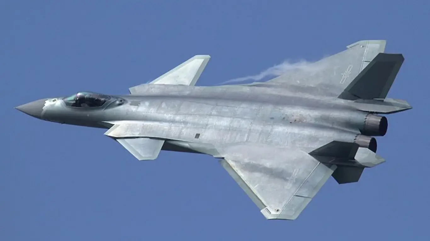 В США сравнили характеристики китайского J — 20 и американского F — 35