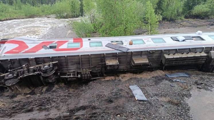 Сход с рельсов в Коми 9-ти вагонов поезда Воркута — Новороссийск мог случиться из-за подмыва пути Сход с рельсов в Коми 9-ти вагонов поезда Воркута — Новороссийск мог случиться из-за подмыва пути