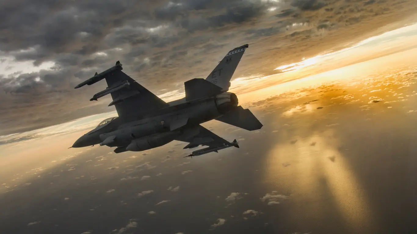 Свободно летают: первые F — 16 уже могут быть на Украине