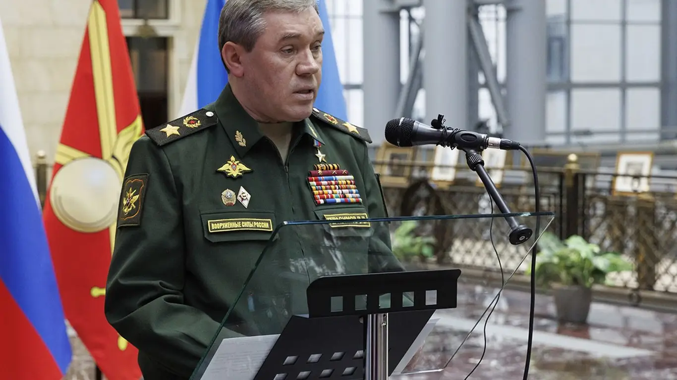 «Поставил задачи». Глава Генштаба посетил группировку «Восток» в зоне СВО
