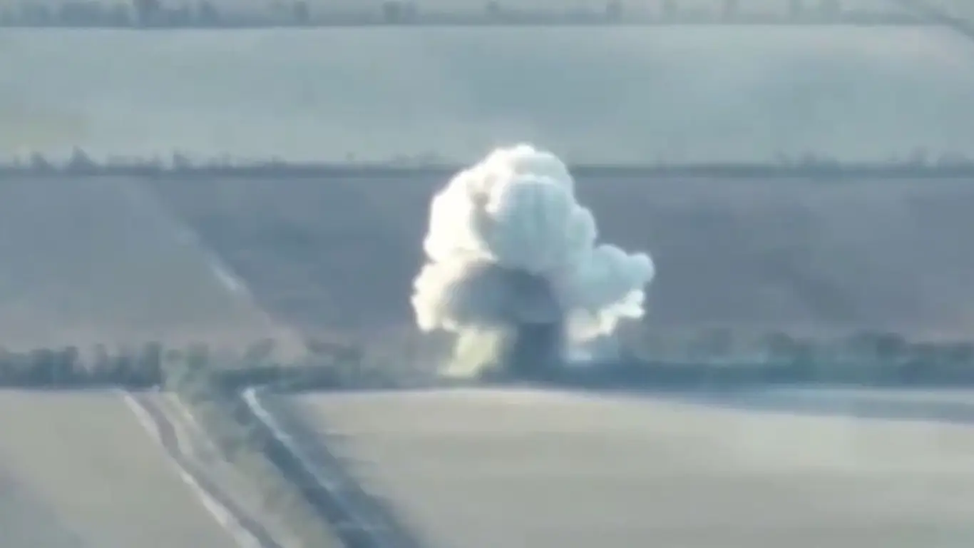 Видео «сюрприза» на дороге. Боевики спецназа ГУР Украины наехали на мины