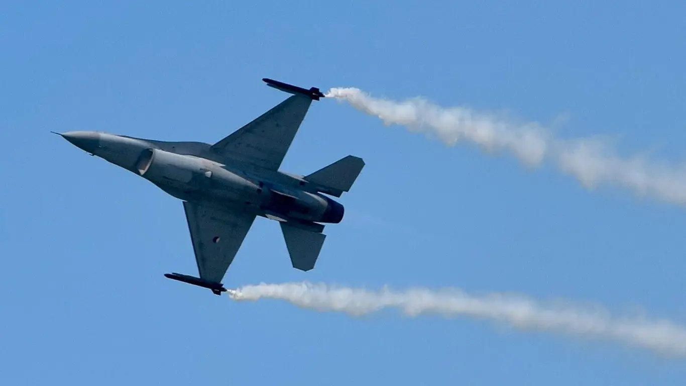 «Веселый самолет»: украинский пилот похвалил F — 16