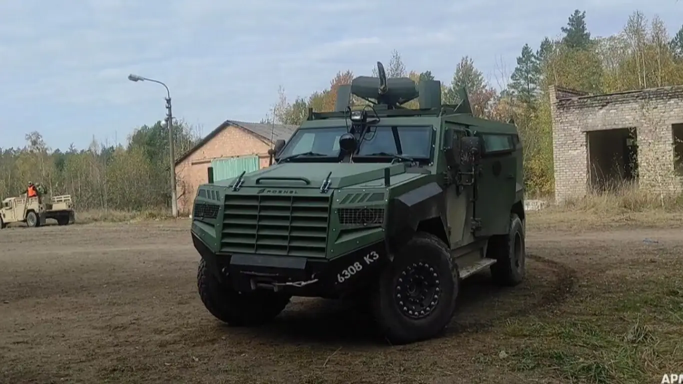 Российские морпехи затрофеили канадский броневик Roshel Senator
