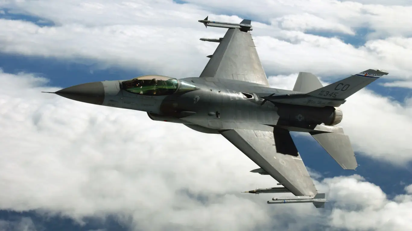 Американские военные усомнились в версии крушения F — 16 на Украине