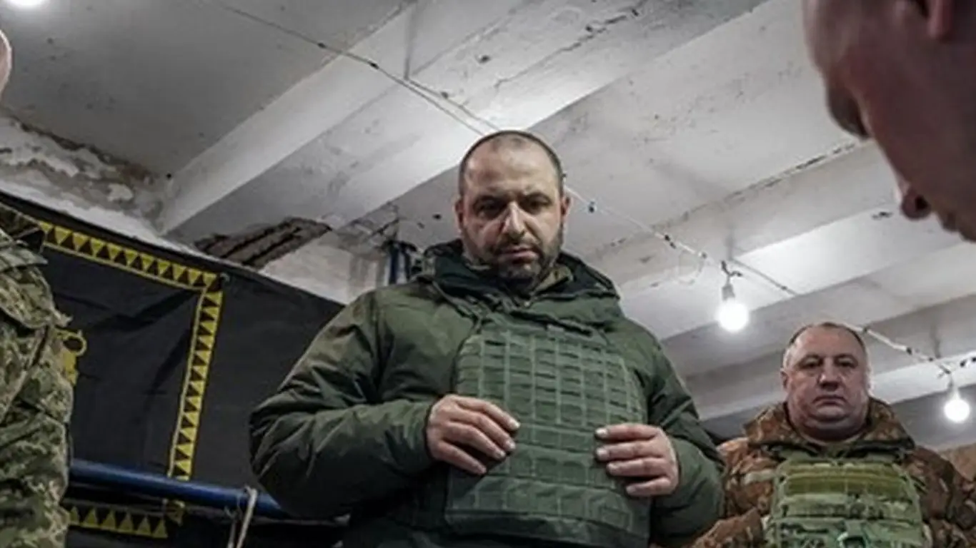 «Надо выгнать». В Киеве обрушились на главу Минобороны после крушения F — 16