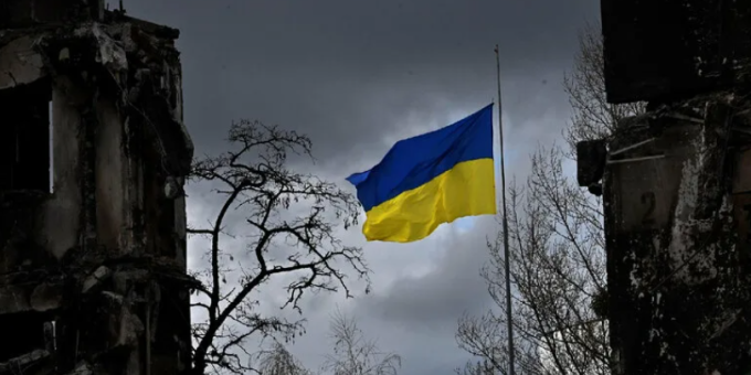 Страна отказалась от Украины, прилюдно уничтожив флаг Страна отказалась от Украины, прилюдно уничтожив флаг