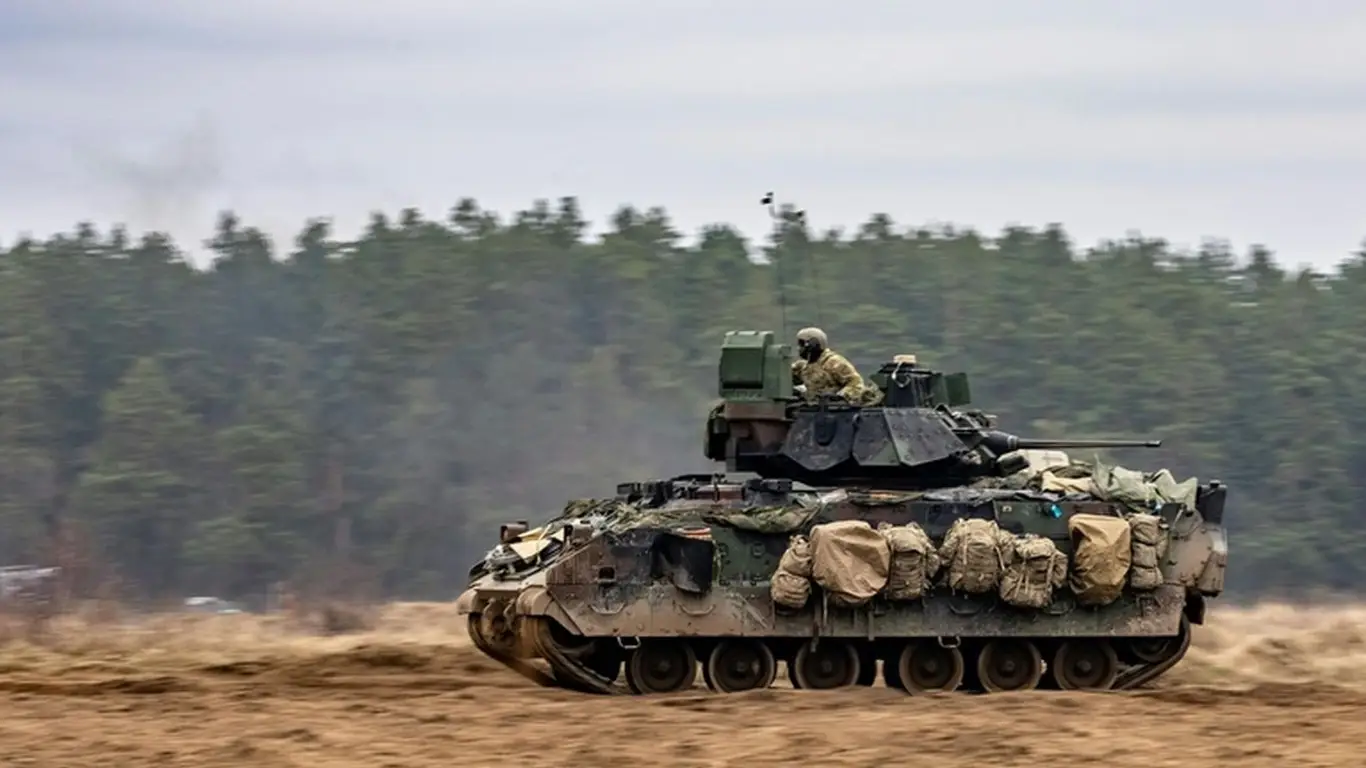 Американцы забыли карту военной базы в отправленной БМП на Украину