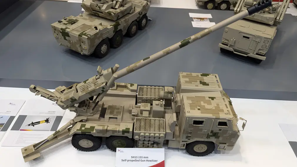 На выставке в Баку Китай показал макет дальнобойной колесной гаубицы SH — 15