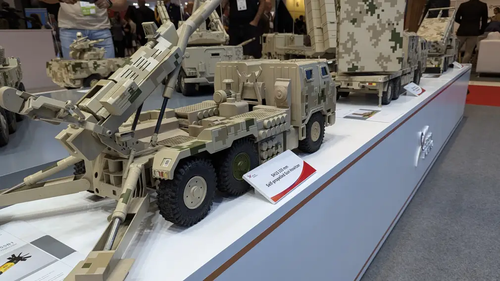 На выставке в Баку Китай показал макет дальнобойной колесной гаубицы SH — 15
