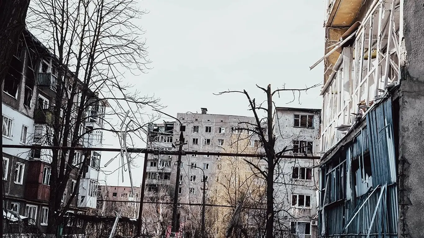Нет возможностей. жители Угледара продолжают скрываться в подвалах разрушенных домов