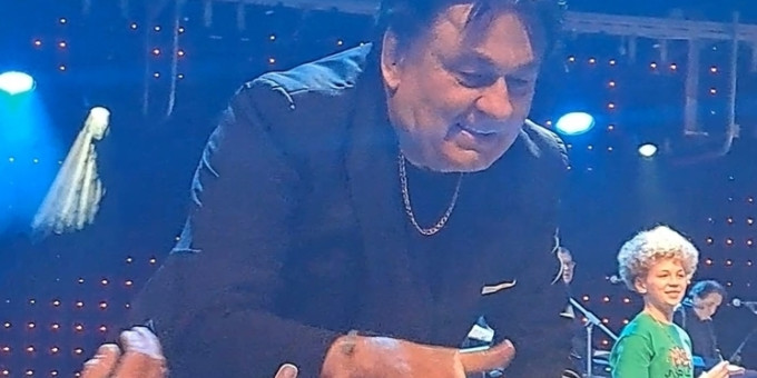 Александр Серов в Кремле запретил женщинам целовать руки Александр Серов в Кремле запретил женщинам целовать руки