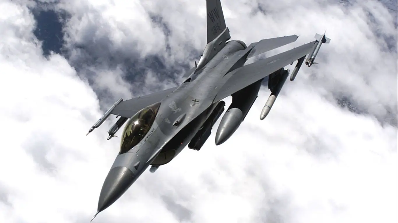 Держитесь подальше. Украинским пилотам F — 16 дали ценную рекомендацию