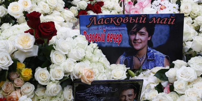 На могиле Юрия Шатунова появилось неожиданное послание поклонникам На могиле Юрия Шатунова появилось неожиданное послание поклонникам