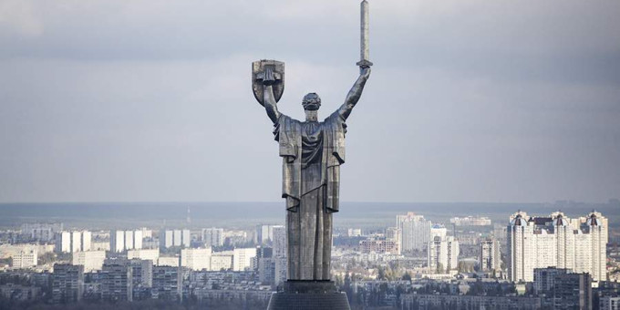 Деятели культуры начали массово покидать Украину Деятели культуры начали массово покидать Украину