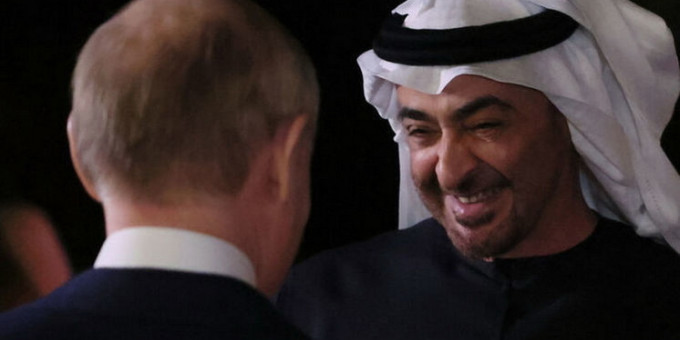 Стало известно, почему лидер ОАЭ пришел к Путину в кроссовках Стало известно, почему лидер ОАЭ пришел к Путину в кроссовках