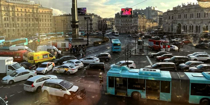 В ДТП с автобусом в Петербурге пострадали десятки человек