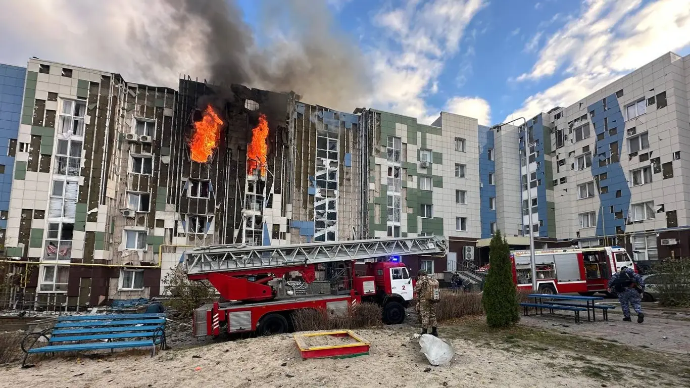 Очевидица рассказала о моменте попадания дрона ВСУ в жилой дом в Белгороде
