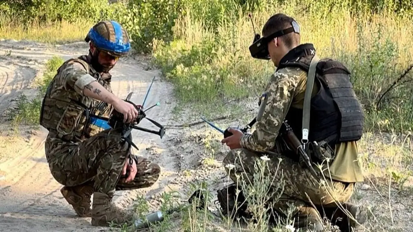 Украинские военные выжигают дома в Курской области сбросами с «Бабы-яги»