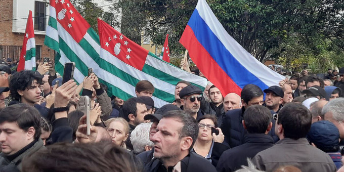 Протестующие в Абхазии потребовали отставки президента Бжании после штурма администрации Протестующие в Абхазии потребовали отставки президента Бжании после штурма администрации