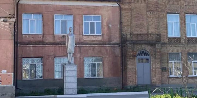 В Одесской области снесли памятник Зое Космодемьянской В Одесской области снесли памятник Зое Космодемьянской