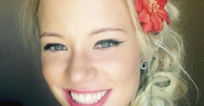 Она проснулась на скамейке одна и обнаружила в своей руке странную записку Она проснулась на скамейке одна и обнаружила в своей руке странную записку