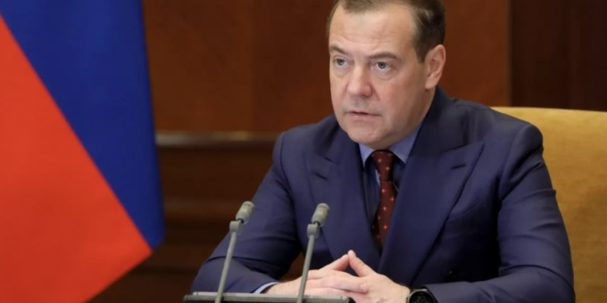 Медведев назвал два возможных варианта дальнейшей судьбы Зеленского Медведев назвал два возможных варианта дальнейшей судьбы Зеленского