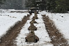 Российские бойцы случайно зашли с лопатами на позиции ВСУ и встретились с офицером «Азова» Российские бойцы случайно зашли с лопатами на позиции ВСУ и встретились с офицером «Азова»