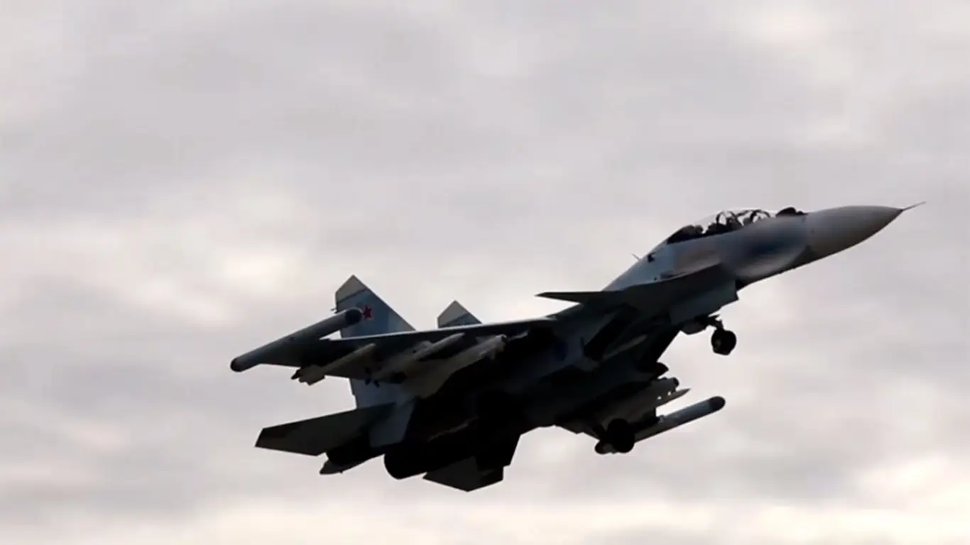 Бой российских Су — 30 и Ми — 8 с катерами ВСУ попал на видео