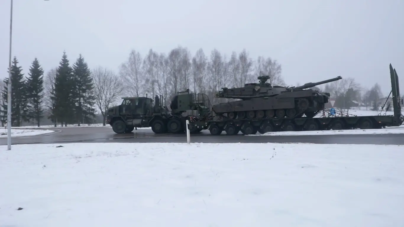 НАТО массово перебрасывает военную технику в Польшу