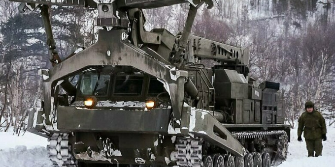 Охота на бульдозер: В Курской области уничтожен иженерный танк БАТ - 2 Охота на бульдозер: В Курской области уничтожен иженерный танк БАТ - 2