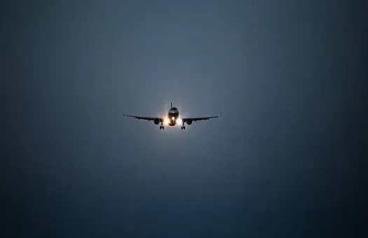 У самолета с россиянами на борту треснуло лобовое стекло во время полета У самолета с россиянами на борту треснуло лобовое стекло во время полета