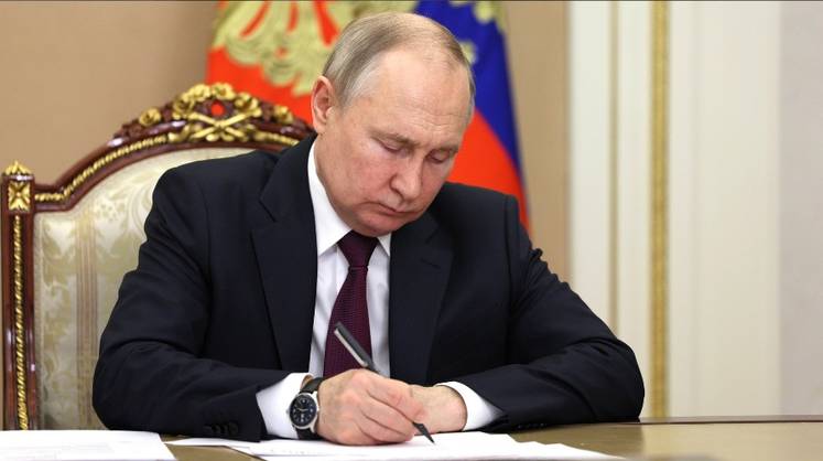 Путин продлил запрет на поставку нефти и нефтепродуктов по потолку цен Путин продлил запрет на поставку нефти и нефтепродуктов по потолку цен