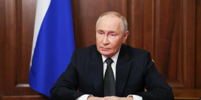Путин передал привет одному другу Путин передал привет одному другу