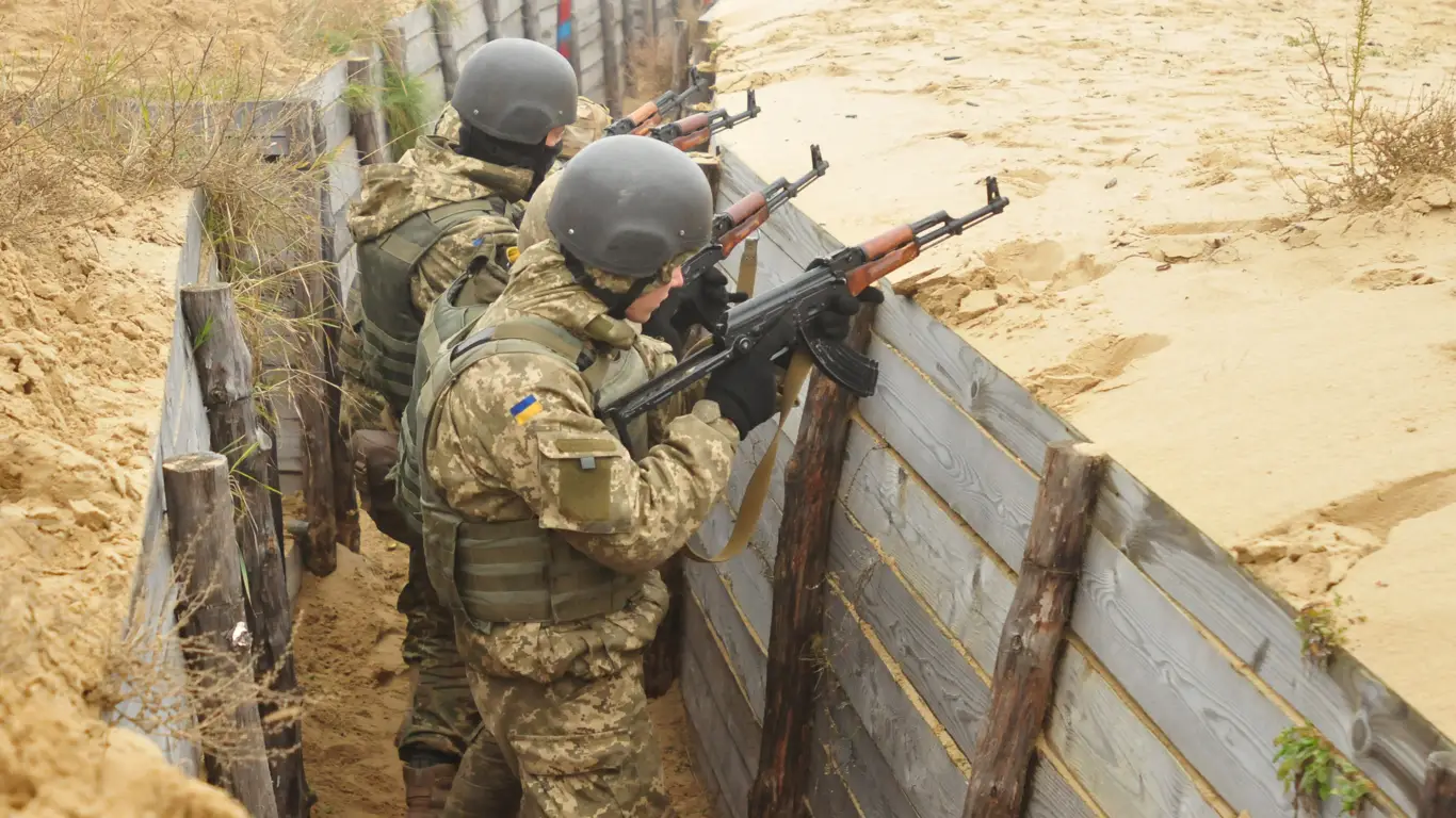 «Они пьют, пока есть что пить». Офицеры ВСУ пожаловались на повальное пьянство