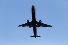 Пассажирка самолета пожаловалась на ужасную боль в ухе и была спасена пластиковым стаканом Пассажирка самолета пожаловалась на ужасную боль в ухе и была спасена пластиковым стаканом