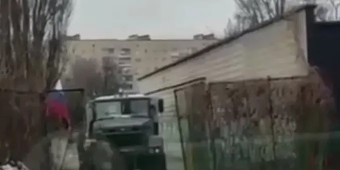 На улицах Киева заметили военную технику с российским флагом На улицах Киева заметили военную технику с российским флагом