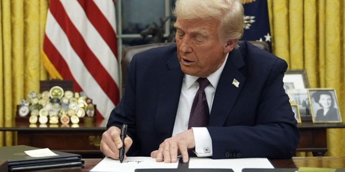 «Бешеный принтер»: 10 первых указов Трампа, которые изменят мир «Бешеный принтер»: 10 первых указов Трампа, которые изменят мир
