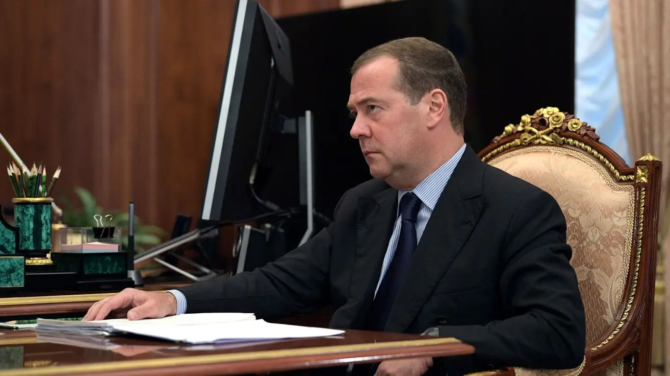 Медведев посетил химический завод в Брянске после атаки ВСУ