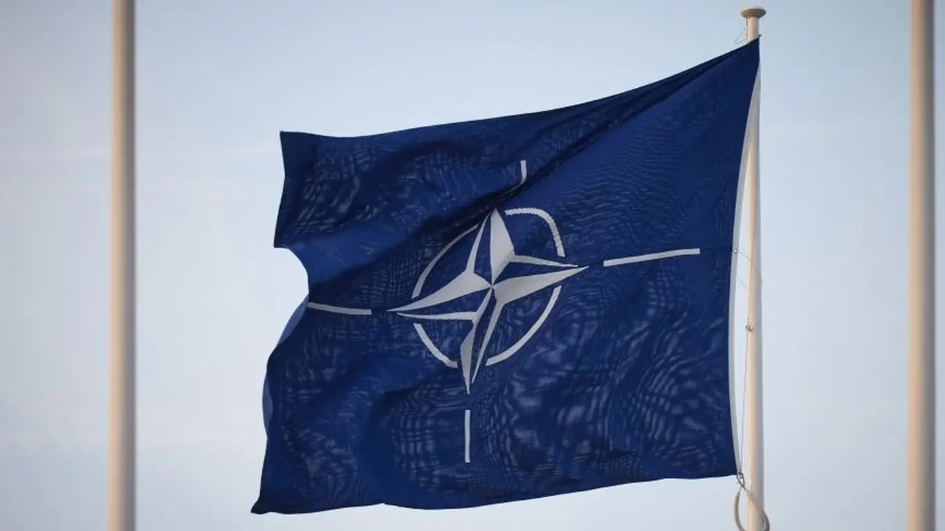 Подготовка к войне? НАТО поделится секретной информацией с оружейниками
