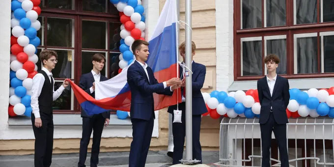 На школьной линейке дети массово падали в обморок в Иркутской области На школьной линейке дети массово падали в обморок в Иркутской области