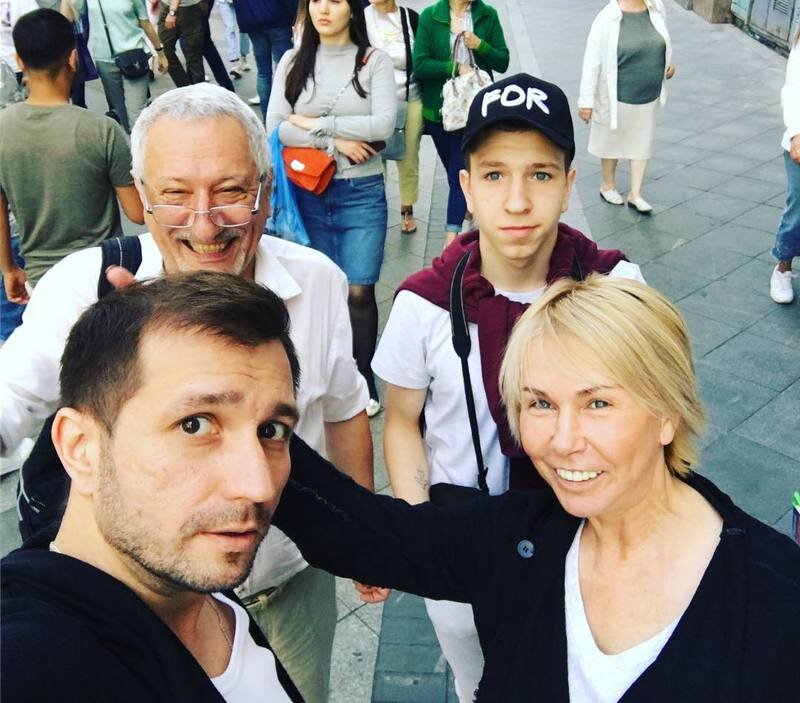 Звезды, которые вернули детей в детский дом Звезды, которые вернули детей в детский дом