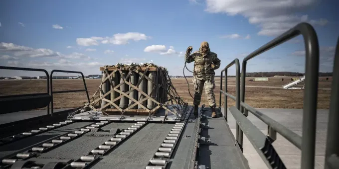 США возобновили поставки оружия Украине США возобновили поставки оружия Украине