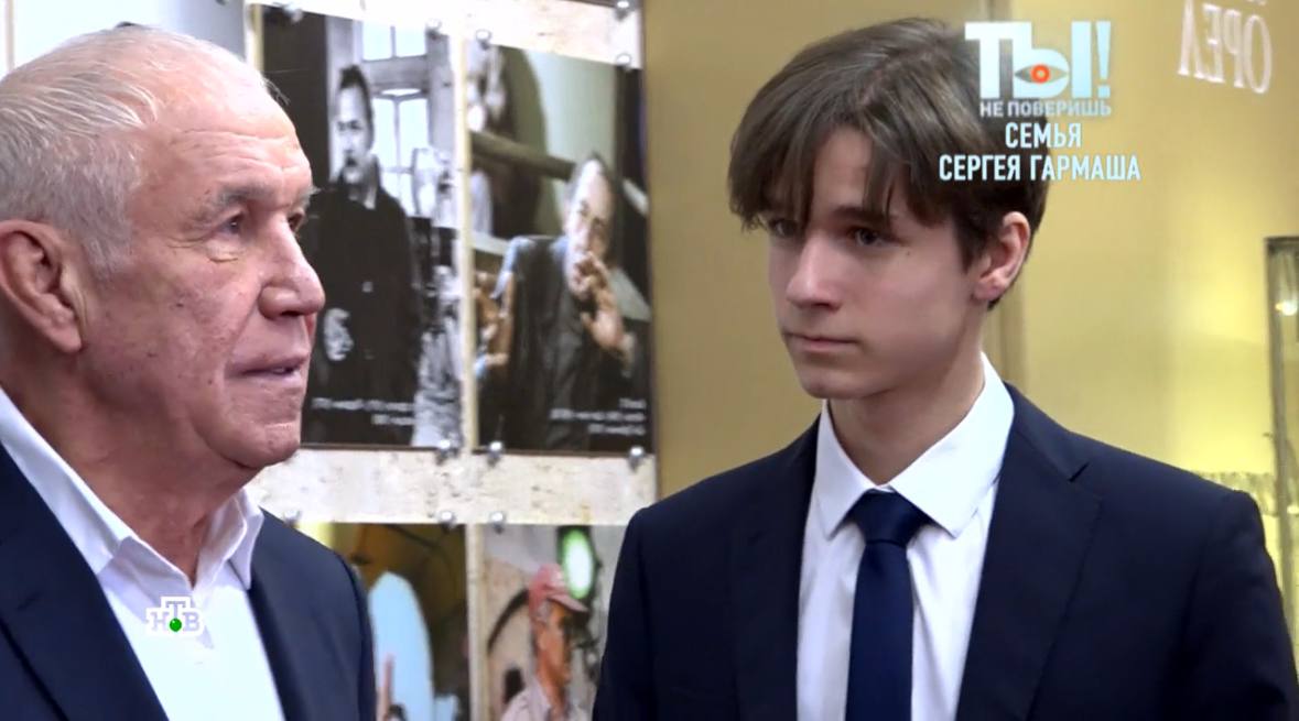 Стеснительный и обаятельный: Сергей Гармаш впервые вывел в свет 19-летнего сына