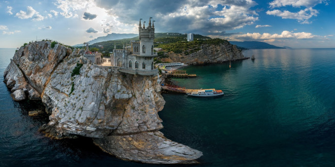Кошку, которую сбросили с «Ласточкиного гнезда» в Крыму, нашли живой Кошку, которую сбросили с «Ласточкиного гнезда» в Крыму, нашли живой