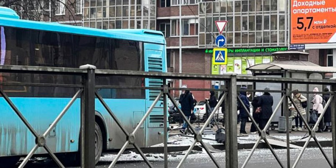 В Петербурге автобус врезался в остановку, погиб человек В Петербурге автобус врезался в остановку, погиб человек