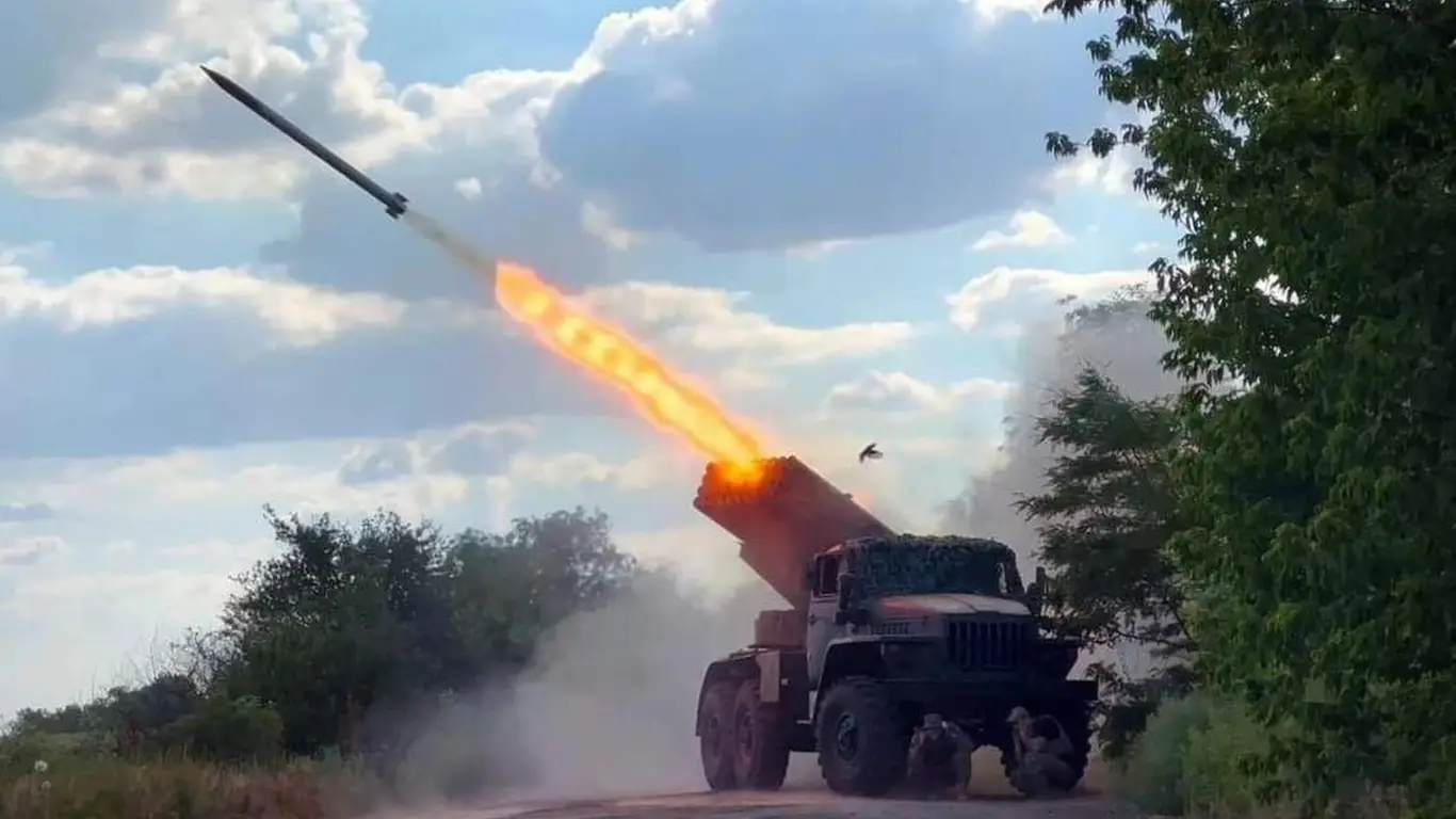 Без оружия. Что ждет ВСУ после приостановки военной помощи?