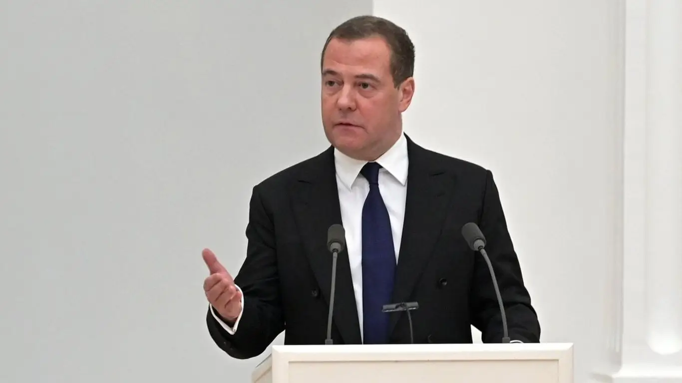 «Символический жест». Медведев прокомментировал приостановку США военной помощи Киеву